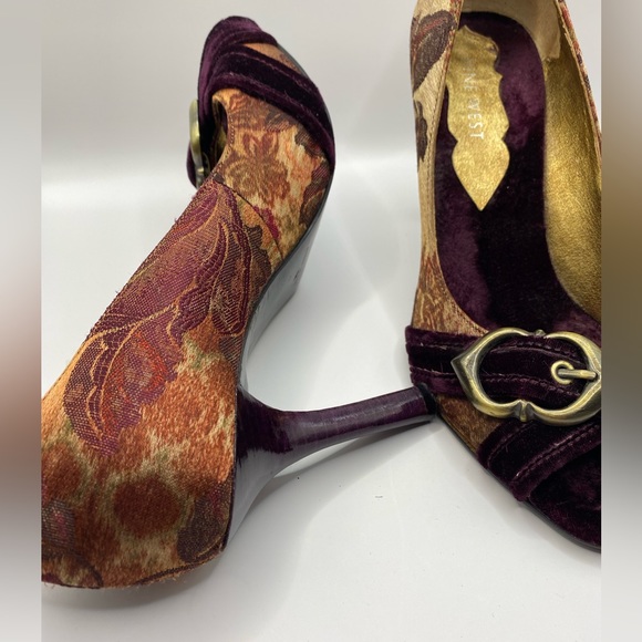 Nine West velvet & brocade heels. Burgundy & gold w/ bronze buckle. Size 7. - Picture 8 of 12